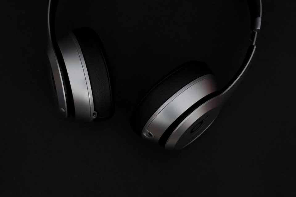 Fones de ouvido prateados sobre fundo preto